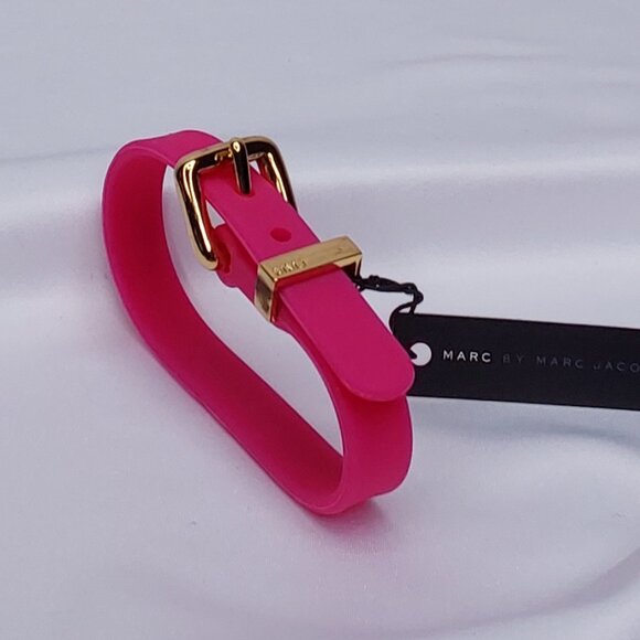 'MARC BY MARC JACOBS' EMBOSSED BUCKLE BRACELET ELONGATION FRAGRANCE EXTENSION - Picture 4 of 13